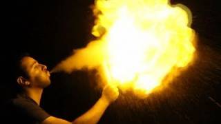 Como cuspir fogo usando maisena  How to throw fire with cornstarch [upl. by Suirtemed]