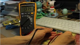 Testing AA amp CR2032 Battery Voltage Using A Fluke 117 True RMS Multimeter [upl. by Pardew]