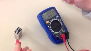 Måle batteri med multimeter elektrisitet [upl. by Enetsuj]