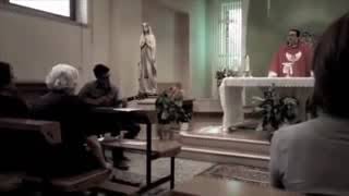 RAGAZZO SUONA LALLELUJA E BESTEMMIA IN CHIESA ROMPENDO LA CHITARRA [upl. by Ymmij843]