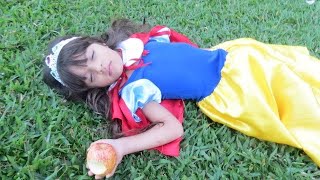 Branca de Neve  Historinha Disney [upl. by Kcinimod]