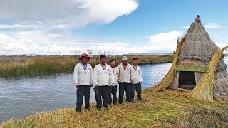 Las turísticas islas artificiales que flotan en el lago Titicaca en Perú [upl. by Urion932]