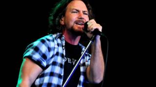 Pearl Jam  Sittin on the dock of the bay  Otis redding cover [upl. by Worra830]